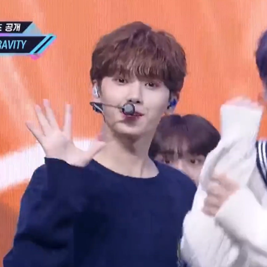 19살에 데뷔해서 어느덧 6년차 아이돌이된 25살 민희가 6년전 무대를 볼때