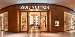 #LVHM #LOUISVUITTON 💍🇫🇷

Resultados 1T 2026 vs 1T 2025

Ingresos: 19,12 vs 20,31 (-5,86%) ❌

LVHM vuelve a reducir las cifras, no alcanza las expectativas pero mantiene la estabilización de cifras en una situación adversa.

Más info ▶️ precioobjetivo.com/analisis-louis…