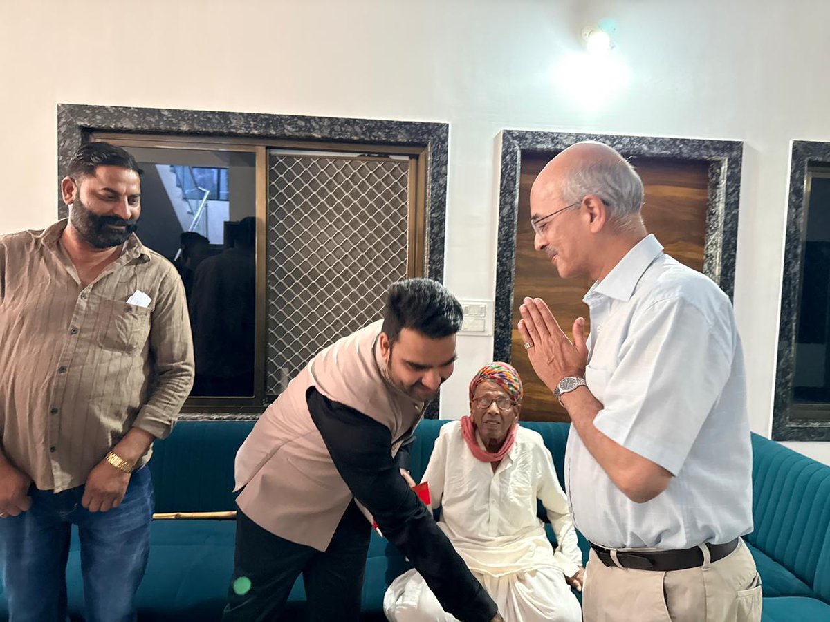 VishvarajSMewar's tweet photo. नाथद्वारा विधानसभा क्षेत्र के कोठारिया मंडल के ग्राम बगोल निवासी श्री दीपक जी पुरोहित जी को उनके विवाह की हार्दिक बधाई एवं शुभकामनाएं दीं।
#Nathdwara #Bagol #Kothariya #WeddingBlessings #PublicConnect #Mewar #VishvarajSinghMewar #BJP4India #BJP4Rajasthan https://t.co/YzU6kNsEPs