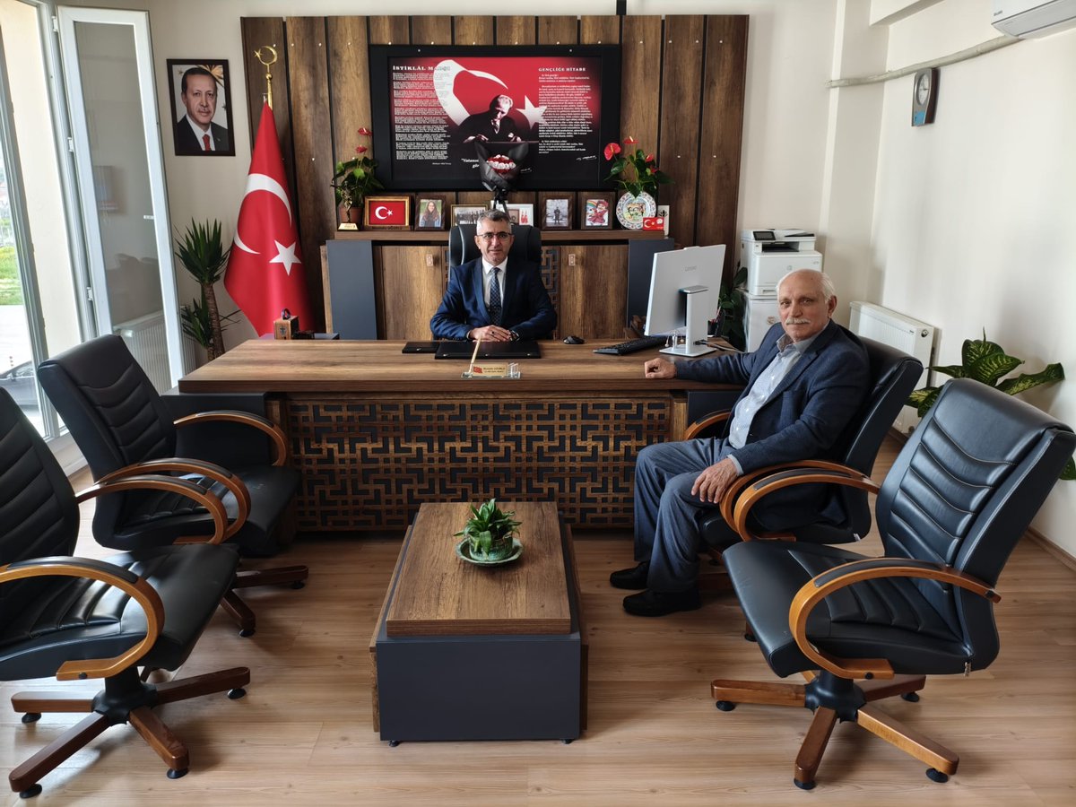 sokemem's tweet photo. Söke Şoförler Odası Başkanı Sayın Refik Karataş, İlçe Millî Eğitim Müdürümüz Sayın Mustafa Uğurlu’yu ziyaret etti. Görüşmede eğitim çalışmaları ele alınarak kurumlar arası iş birliği vurgulandı. Müdürümüz, nazik ziyaretten duyduğu memnuniyeti ifade ederek teşekkür etti. https://t.co/Is7AHkE8MQ