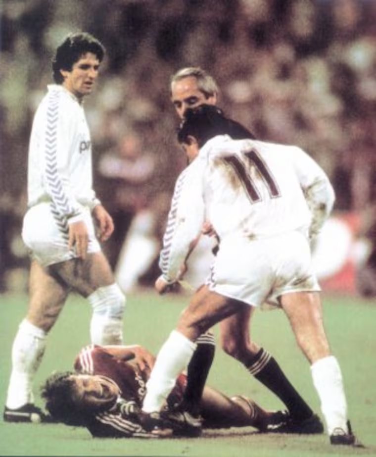 MadridSports_'s tweet photo. 🗣️ Santillana recuerda en @diarioas el pisotón de Juanito a Matthäus

Estaba justo al lado. Pensé: ‘Este es Juan’. La cosa estaba caliente. Saltaban chispas, nos decíamos cosas en el campo. Y no voy a decir que Matthäus provocara, pero sí que… incitaba. Los demás contábamos hasta tres, pero Juanito no, Juanito no llegaba ni al uno.

Luego en el vestuario estaba arrepentidísimo. Juan tenía mucho pronto, pero también un gran corazón"