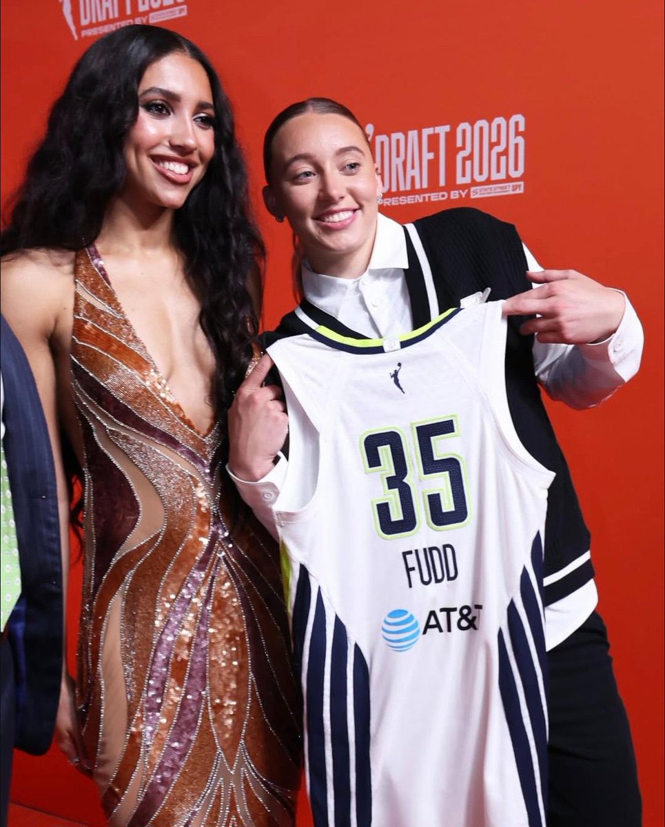 azzi not even having a hand on the jersey is sending me
