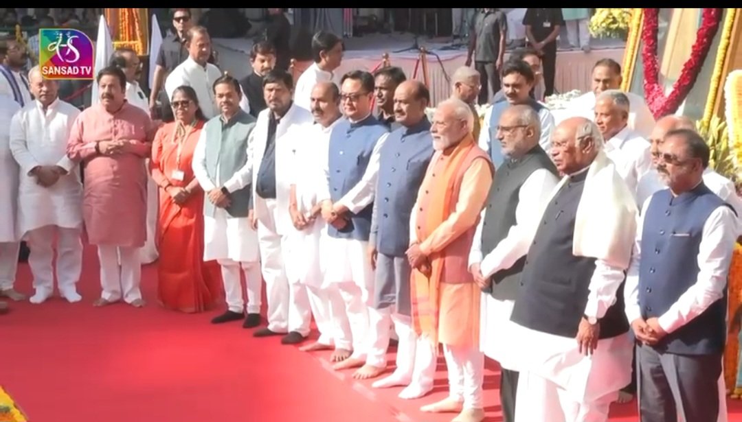 aagaaz's tweet photo. प्रधानमंत्री श्री नरेन्द्र मोदी जी ने आज डॉ. भीमराव अंबेडकर की जयंती के अवसर पर संसद परिसर में उन्हें श्रद्धासुमन अर्पित कर भावपूर्ण श्रद्धांजलि दी।
प्रधानमंत्री मोदी जी के अलावा उपराष्ट्रपति, कांग्रेस अध्यक्ष मल्लिकार्जुन खड़गे और अन्य वरिष्ठ नेताओं ने भी बाबासाहेब को नमन किया https://t.co/Mzdmqbnejg