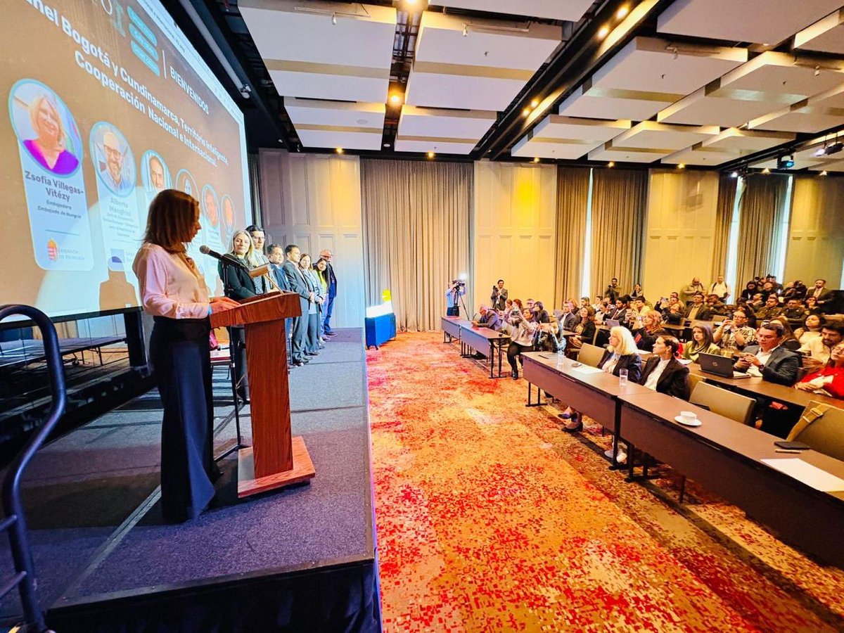 ConsejeriaTIC's tweet photo. 💬 “#ExpoI es una oportunidad para compartir aprendizajes y conectar visiones y experiencias. Desde #BogotáCapital Digital reafirmamos nuestro compromiso con una transformación ética, responsable y centrada en las personas.” Destacó @diancelm, Consejera TIC de @Bogota en el acto de apertura de #ExpoI.