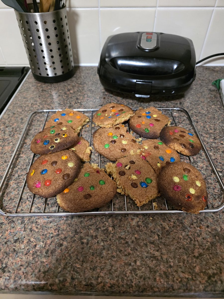 HeatherBat11918's tweet image. I made some biscuits rainbow once!! 👩‍🍳🍪🌈 #baking #chef