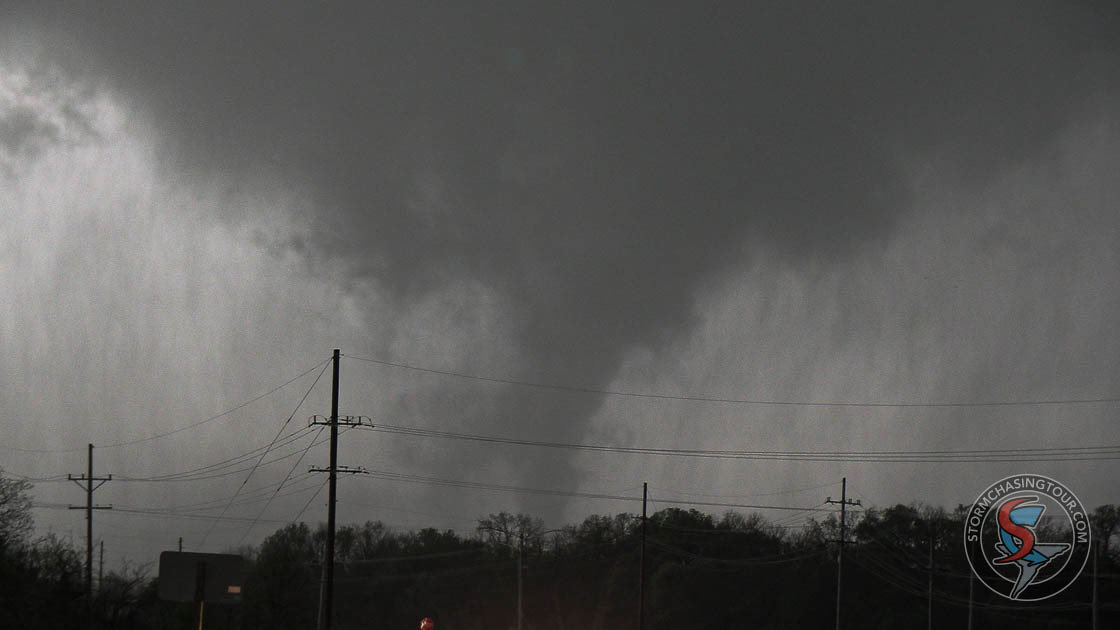 BrandonIveyWX's tweet image. This was an image of the tornado developing yesterday evening before it moved into the town of Ottawa, Kansas. Video of this tornado can be found in the comments. #kswx #Ottawa #tornado