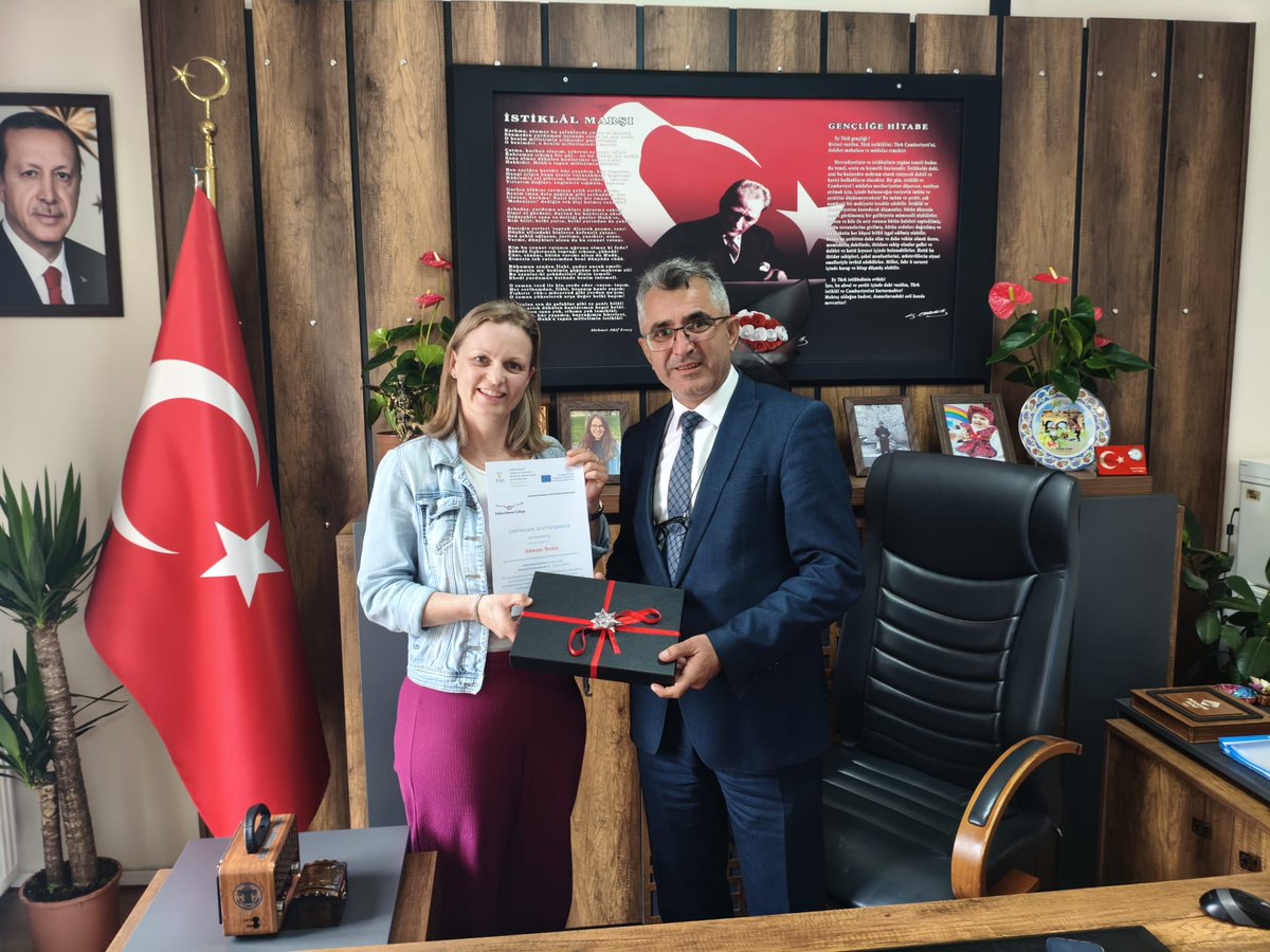 sokemem's tweet photo. Söke Anadolu Lisesi öğretmen ve öğrencileri, Erasmus+ projesi kapsamında Polonya ve İspanya’dan gelen misafirlerle birlikte İlçe Millî Eğitim Müdürümüz Sayın Mustafa Uğurlu’yu makamında ziyaret etti. Ziyarette kültürler arası iş birliği ve etkileşimin eğitimdeki önemi vurgulandı. https://t.co/t6iyeKq6Jl