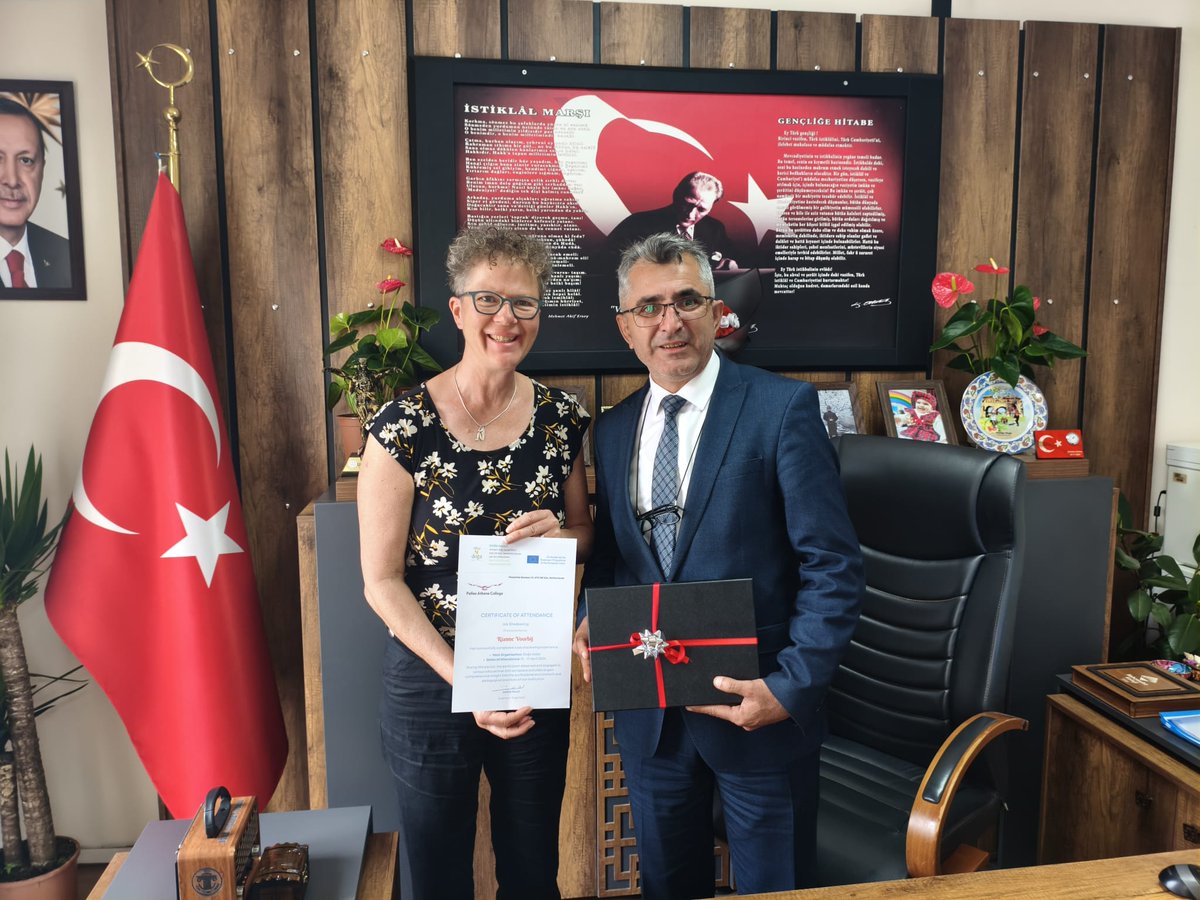 sokemem's tweet photo. Söke Anadolu Lisesi öğretmen ve öğrencileri, Erasmus+ projesi kapsamında Polonya ve İspanya’dan gelen misafirlerle birlikte İlçe Millî Eğitim Müdürümüz Sayın Mustafa Uğurlu’yu makamında ziyaret etti. Ziyarette kültürler arası iş birliği ve etkileşimin eğitimdeki önemi vurgulandı. https://t.co/t6iyeKq6Jl
