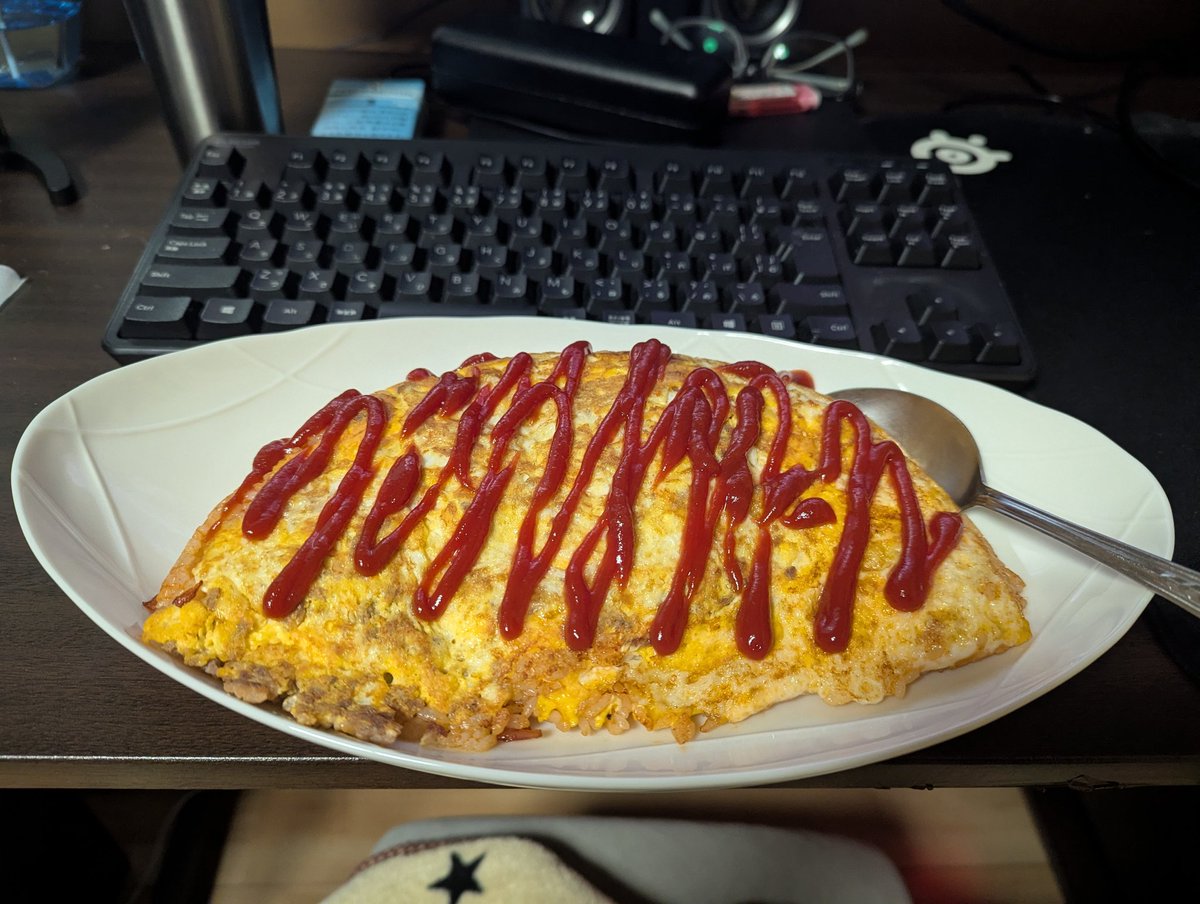 nyandarake8's tweet photo. 深夜テンションで作ったオムライスがデカすぎた件 https://t.co/w5Ja176Ku1