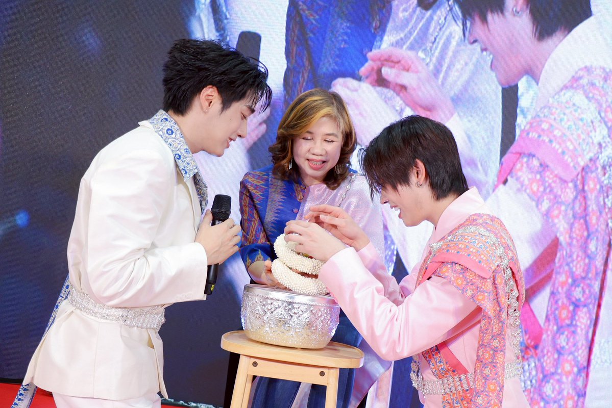 CpnLife's tweet image. ขอให้ปีใหม่ไทยนี้เป็นปีที่ดี 💖 มีแต่ความสำเร็จในเส้นทางที่เลือก สุขภาพแข็งแรง และมีแฟนๆ คอยสนับสนุนแบบนี้ตลอดไปนะคะ 

จากพี่เซ็นทรัล 

TFO SONGKRAN AT CENTRAL RAMA 9

#CentralRama9xTleFirstone
#SongkranAtCentral 
#SummerFestAtCentral
#TleFirstone
#CentralPattana