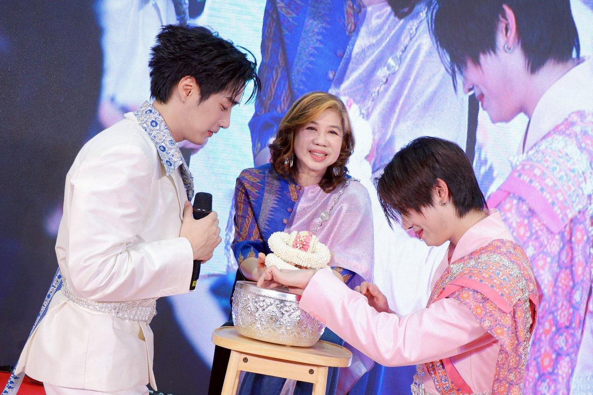 CpnLife's tweet image. ขอให้ปีใหม่ไทยนี้เป็นปีที่ดี 💖 มีแต่ความสำเร็จในเส้นทางที่เลือก สุขภาพแข็งแรง และมีแฟนๆ คอยสนับสนุนแบบนี้ตลอดไปนะคะ 

จากพี่เซ็นทรัล 

TFO SONGKRAN AT CENTRAL RAMA 9

#CentralRama9xTleFirstone
#SongkranAtCentral 
#SummerFestAtCentral
#TleFirstone
#CentralPattana