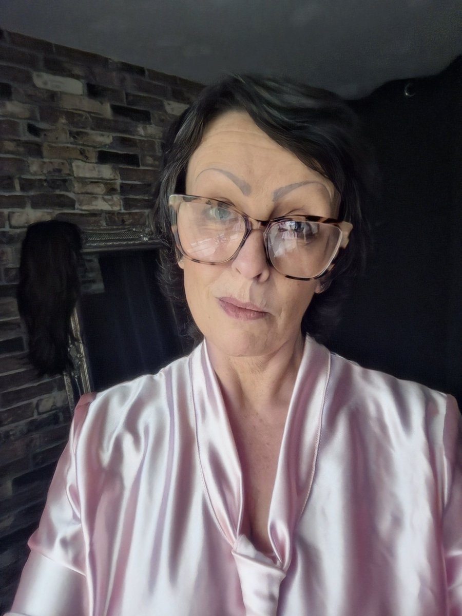 UniqueMl20's tweet image. Good evening my little flowers 💐 yet another gift from long distance admirer 😁 🙏Thank you🙏 that does make me feel special 🤭 this #beautiful #satin #pink #blouse not my normal colour but why not have something a little bit different for a change 🌤 my links are in my bio 😁