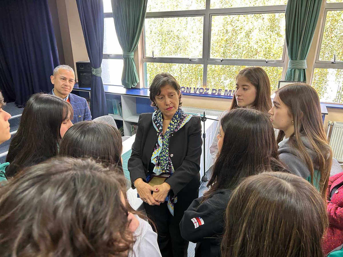 GranLogFemChile's tweet photo. Gran Maestra Andrea Villalobos, dialogó con estudiantes del Osorno College.
https://t.co/4PzmXgUCFH https://t.co/ZliNA3J8R1