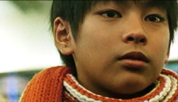 誰も知らない、お母さんはもう家に帰ってこないってこと。
誰も知らない、僕たち兄弟はもう食べるものもないってこと。

映画『誰も知らない』

自由奔放な母親にネグレクトされる四人兄弟の残酷な物語。母を嫌いになりきれない子どもたちの姿が辛い。柳楽優弥の健気な笑顔が脳裏に焼きついて離れない