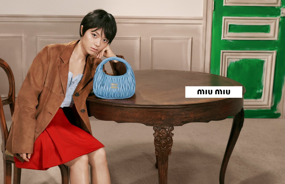 MIUMIUofficial's tweet image. The Wander bag in precious matelassé leather is one of Miu Miu’s most recognisable signature and an enduring symbol of the brand’s innovative technique. 
Explore all colors from the 2026 Leathergoods campaign via tinyurl.com/34tbrsey. 

Creative Director: #MiucciaPrada 
Art