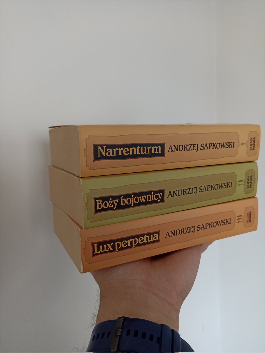 Cóż, gdzieś to już przemknęło przez mój profil, ale jeszcze przed świętami do mojej biblioteczki dołączyło kilka ciekawych tytułów...