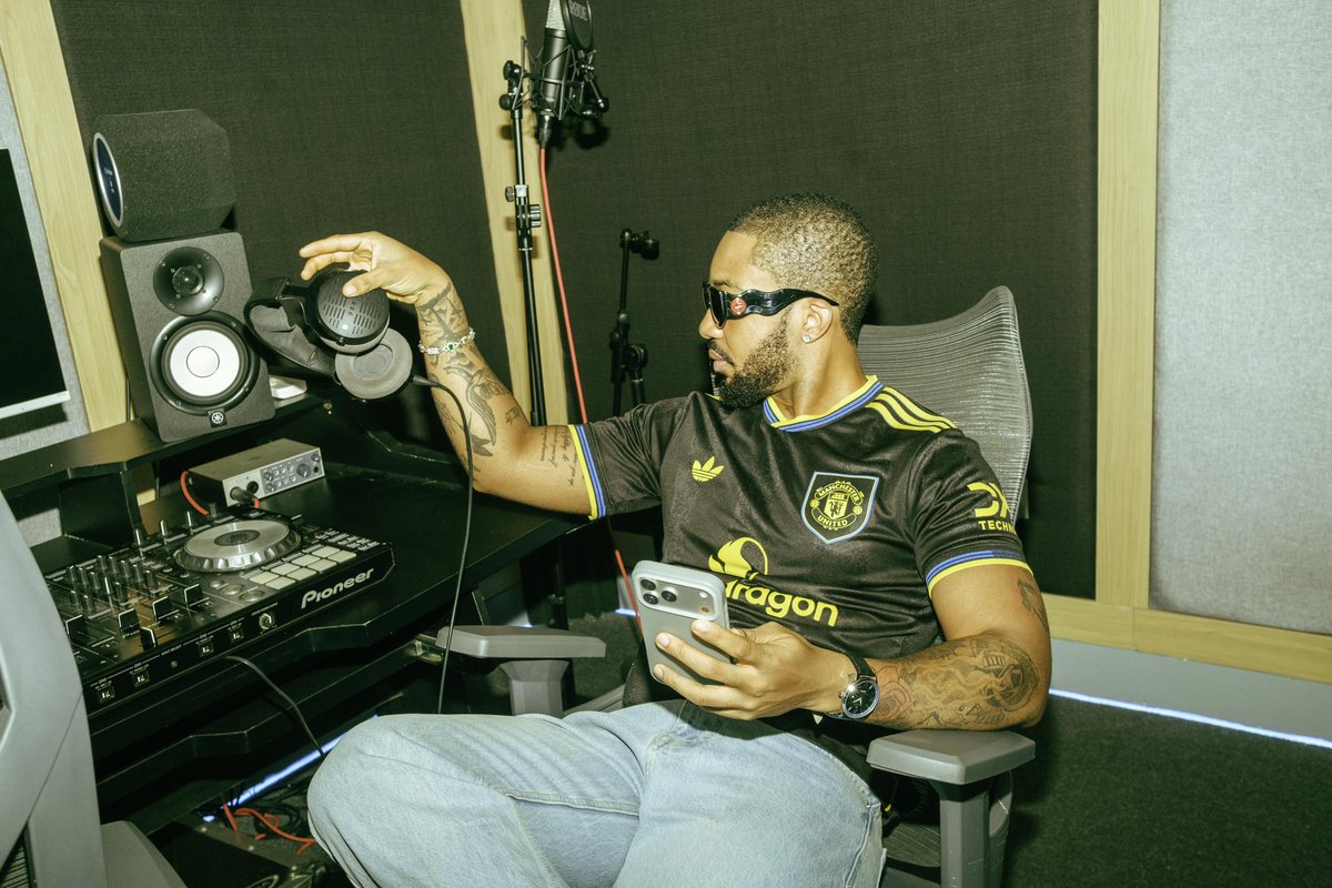 egocash_'s tweet photo. Mama said chase the bag so I’m gon do it… Okwa on God 💰
Hustle dey my blood, no be today
Locked in 🎧
#EzeEgo #StudioLife https://t.co/os9gN3ppIW