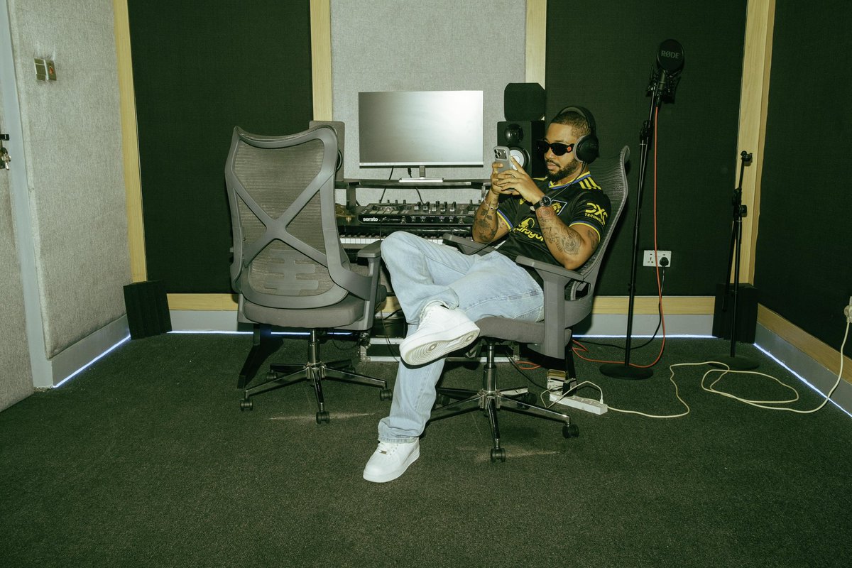 egocash_'s tweet photo. Mama said chase the bag so I’m gon do it… Okwa on God 💰
Hustle dey my blood, no be today
Locked in 🎧
#EzeEgo #StudioLife https://t.co/os9gN3ppIW
