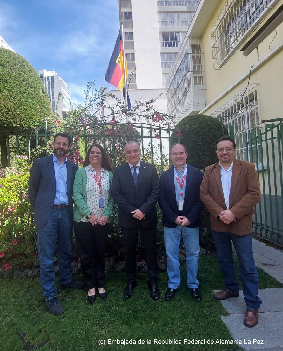 AlemaniaBOL's tweet photo. Hoy me reuní con el equipo de @BoliviaSave. Con la directora Marianela Montes de Oca y su equipo conversamos sobre posibles sinergias con la cooperación alemana para apoyar a la niñez en Bolivia.
🇧🇴 🇩🇪 https://t.co/kk0fqwPnxF