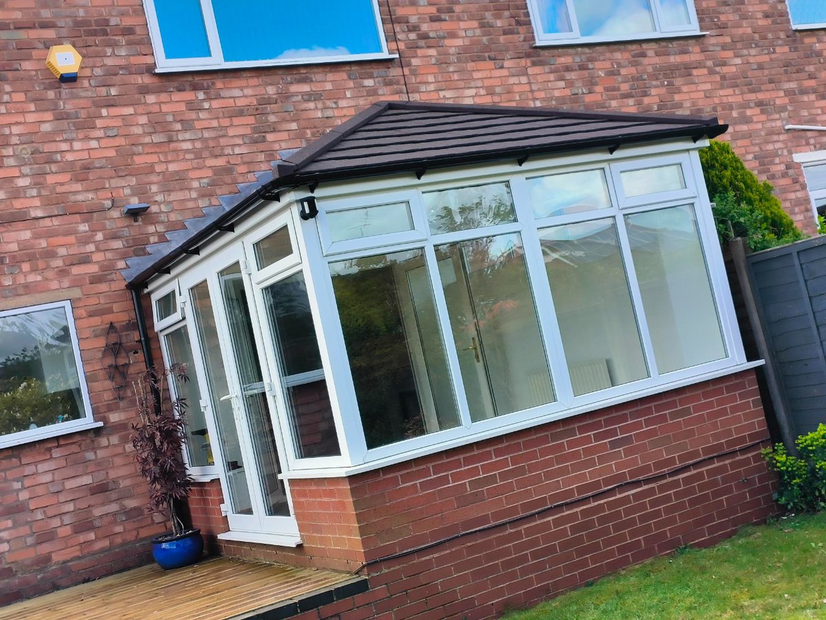 FeelWarmGlazing's tweet image. Feel Warm team completes stunning installation: Leka tiled roof with bramble brown shingle tile finish, plastered interior with integrated spot lights. Incredible transformation! #FeelWarm #ConservatoryRoofs #EnergyEfficient #lekasystems