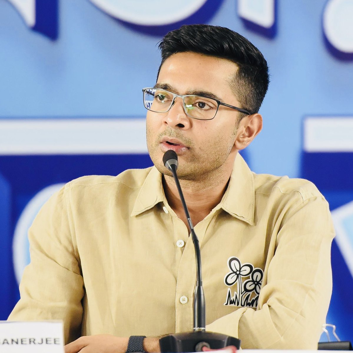AITCofficial's tweet photo. The final leg begins now.

Shri @abhishekaitc addressed a charged virtual conference today, reaching every leader and every party worker across Bengal with one message. The hardest push is the last one, and this is it.

He spoke with the clarity, conviction, and urgency that this moment demands. And those who heard him left with something sharpened. Their purpose, their resolve, and their readiness for the battle ahead.

Bengal is ready. We are ready.