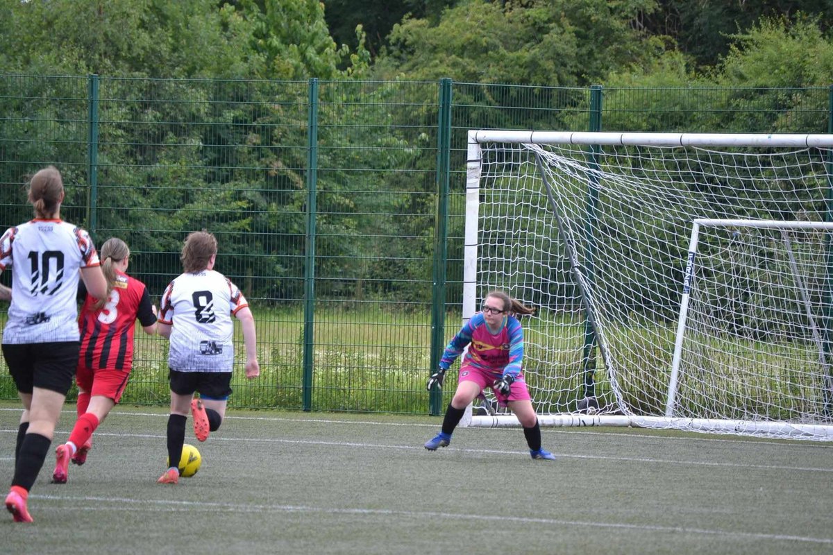 Teamgrassroots_'s tweet image. #InternationalGoalkeeperDay.
#Shoutout to to Caitlyn Sheldon, Chloe Chamberlain, and Tobey Turner, the last line of defence for Broadlands AFC Women’s 💪⚽🧤

Being a goalkeeper isn’t just another position, it’s one of the toughest roles on the pitch. While others can make