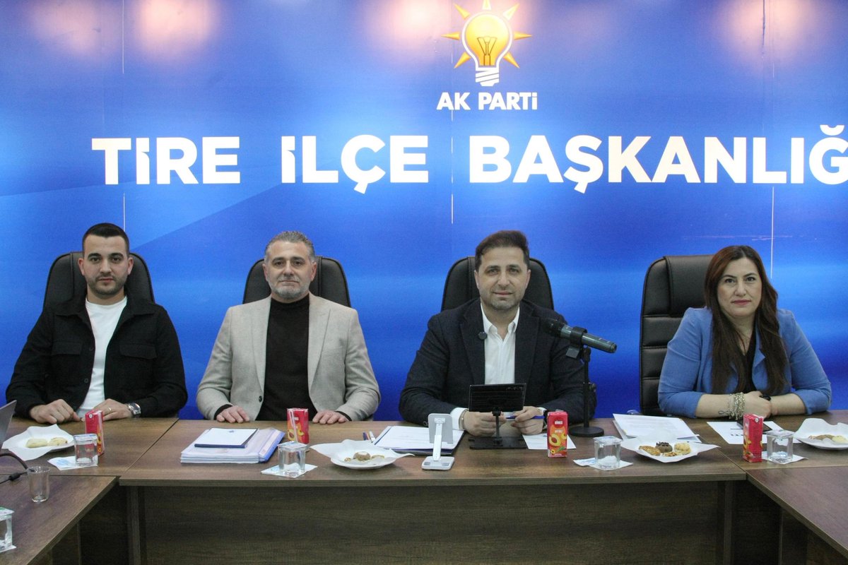 KUgurlu's tweet photo. AK Parti Tire İlçe Başkanlığımızda; Genel Başkanımız, Cumhurbaşkanımız Recep Tayyip Erdoğan’ın liderliğinde, Teşkilat Başkanımız Ahmet Büyükgümüş’ün takdirleri ve İl Başkanımız Bilal Saygılı’nın öncülüğünde aylık mahalle başkanları toplantımızı gerçekleştirdik.

AK Parti’nin kılcal damarları olan kıymetli mahalle başkanlarımızla; 2028 ve 2029 hedeflerimiz doğrultusunda kapsamlı ve derin bir istişare yaptık.

Mahallelerimizden gelen talep, öneri ve ihtiyaçları tek tek ele alarak çözüm yollarını birlikte değerlendirdik. Çünkü biz; sahayı dinleyen, milletiyle yol yürüyen bir teşkilatız.

Tire için canla başla çalışmaya, her mahallemize dokunmaya kararlıyız. 🇹🇷

@Bilalsaygili
@abuyukgumus
@drmustafaesgin
@adnangunnar

A. Kadir Uğurlu 
Ak Parti Tire İlçe Başkanı
