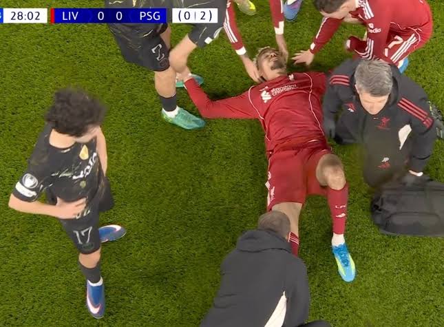 Tekyol_Gs1905's tweet image. Galatasarayda Osimhenin Kolunu Kırıyor sonra Galatasaray ile Dalga geçen Liverpoolun 2 yakası bir araya gelmiyor.
Ekitike bizim maçtan sonra 2.kez Sakatlandı.💪
Beter olun🤲
#Liverpool ,@LFC