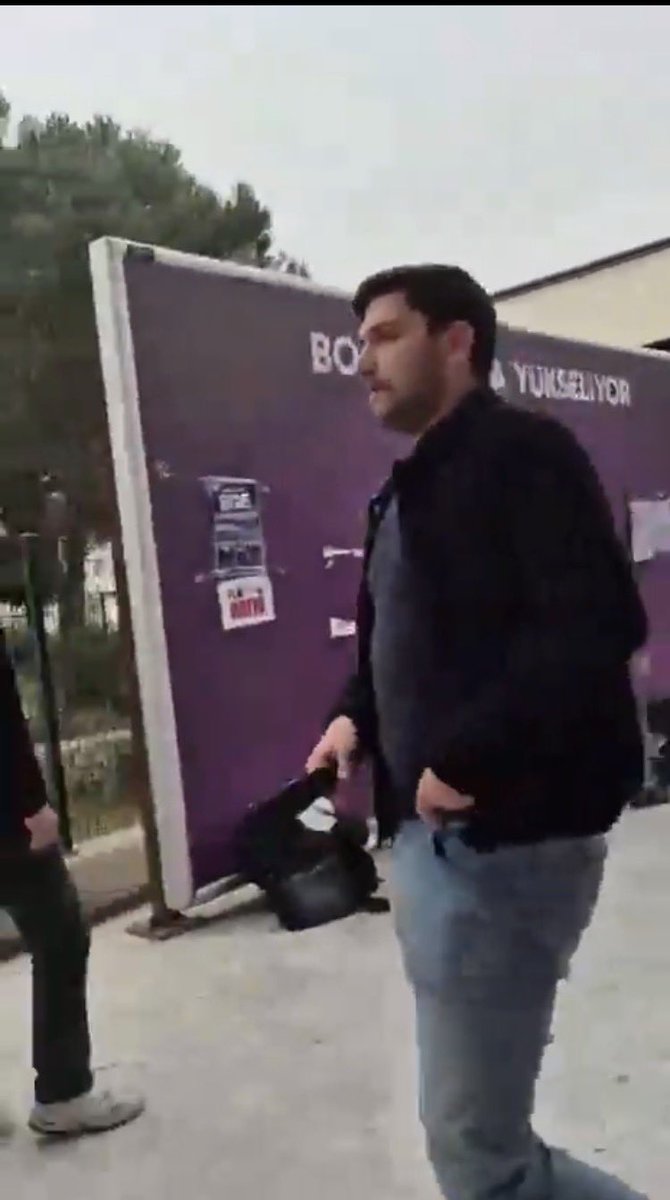 toplumuhalif039's tweet photo. Faşist çeteleri teşhir ediyoruz. 

Ege Üniversitesi’nde öğrencilere pala ile saldıran kişi Mehmet Çınar Kumlu.

Hakları için direnenleri talimat ile tutuklayanlara soruyoruz:

Üniversitelere ÖGB eşliğinde pala ile girip öğrencilere saldırmak suç değil mi?