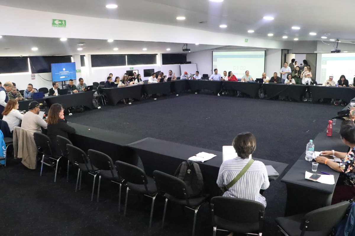 MinAgricultura's tweet image. #AEstaHora 🔴 | En #Bogotá, 📍 el equipo técnico y de diálogo social del #MinAgricultura 🌾 acompaña una nueva jornada de concertación con más de 30 voceros y voceras campesinos, liderada por @MinInterior y el @IgacColombia,🧑🏾‍🌾 para avanzar en propuestas y consensos