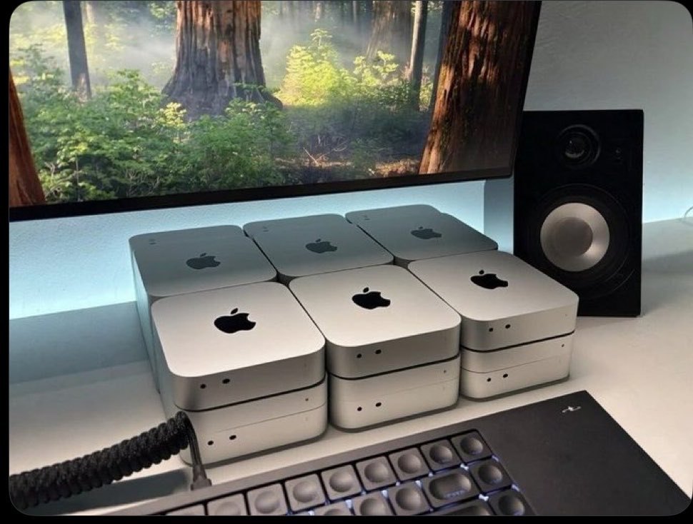 Tech_girlll's tweet image. Founders taking a team photo with their 12 employees.