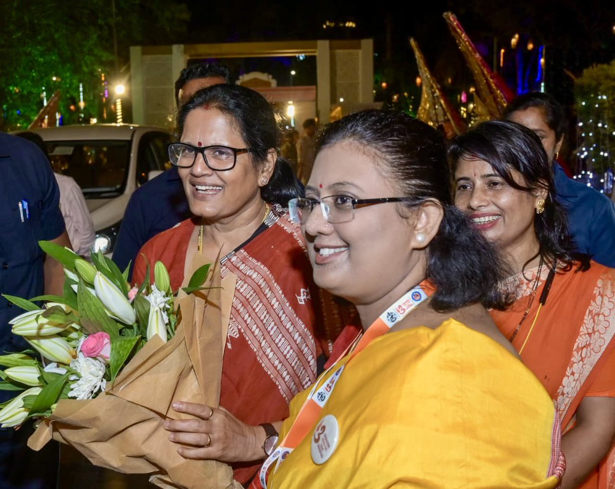 PravatiPOdisha's tweet image. ଓଡ଼ିଆ ଅସ୍ମିତାର ଉତ୍ସବ ଓଡ଼ିଆ ପକ୍ଷର ଉଦଯାପନୀ ଦିବସରେ ଯୋଗଦେବା ଅବସରରେ ପାରମ୍ପରିକ ଶୈଳୀରେ ସ୍ୱାଗତ ଓ ସମ୍ବର୍ଦ୍ଧନା ପାଇଁ ଧନ୍ୟବାଦ ଜଣାଉଛି । #OdiaPakhya #Odisha #Odia