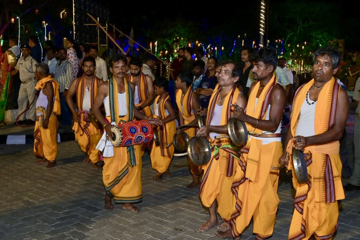 PravatiPOdisha's tweet image. ଓଡ଼ିଆ ଅସ୍ମିତାର ଉତ୍ସବ ଓଡ଼ିଆ ପକ୍ଷର ଉଦଯାପନୀ ଦିବସରେ ଯୋଗଦେବା ଅବସରରେ ପାରମ୍ପରିକ ଶୈଳୀରେ ସ୍ୱାଗତ ଓ ସମ୍ବର୍ଦ୍ଧନା ପାଇଁ ଧନ୍ୟବାଦ ଜଣାଉଛି । #OdiaPakhya #Odisha #Odia