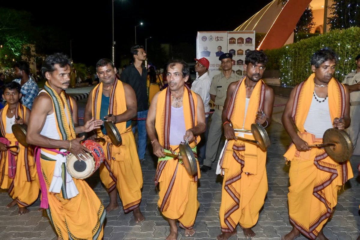 PravatiPOdisha's tweet image. ଓଡ଼ିଆ ଅସ୍ମିତାର ଉତ୍ସବ ଓଡ଼ିଆ ପକ୍ଷର ଉଦଯାପନୀ ଦିବସରେ ଯୋଗଦେବା ଅବସରରେ ପାରମ୍ପରିକ ଶୈଳୀରେ ସ୍ୱାଗତ ଓ ସମ୍ବର୍ଦ୍ଧନା ପାଇଁ ଧନ୍ୟବାଦ ଜଣାଉଛି । #OdiaPakhya #Odisha #Odia