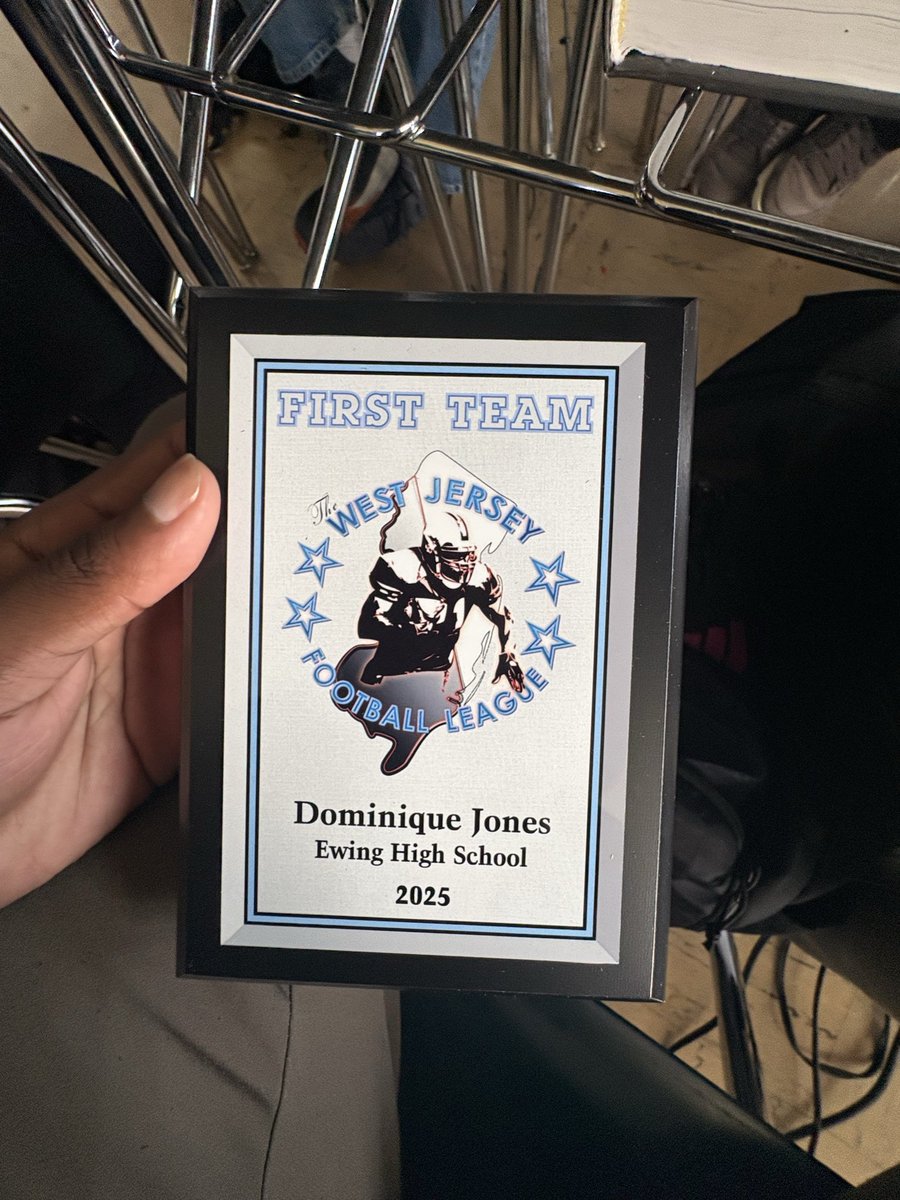 Kvngdjay's tweet photo. first team award💪🏾🏈 @coach_hutchins @hs_mercer https://t.co/qQJwSUaw9V
