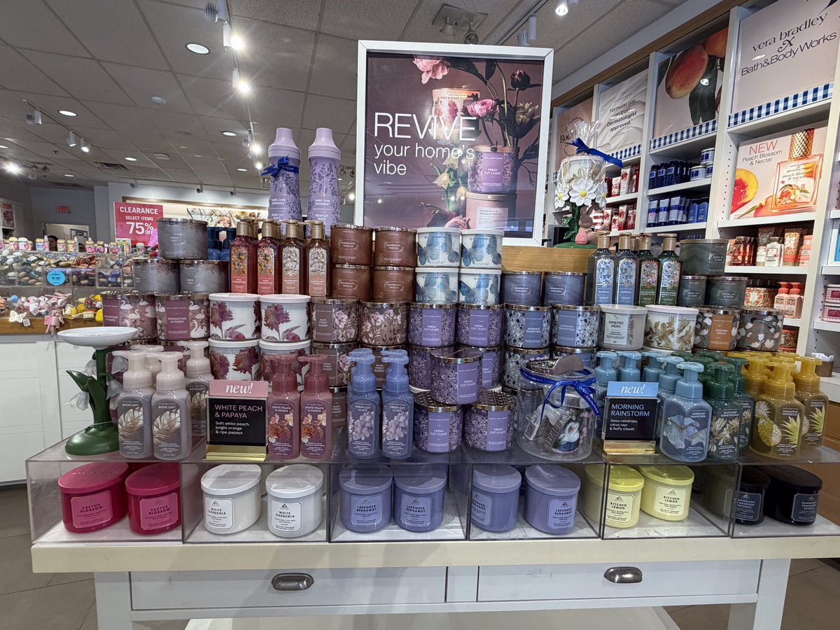 The best smelling collab of the season, Vera Bradley + Bath &amp; Body Works 🧡💙

#gettysburgoutlets #gettysburg #bathandbodyworks #fragrance #sale