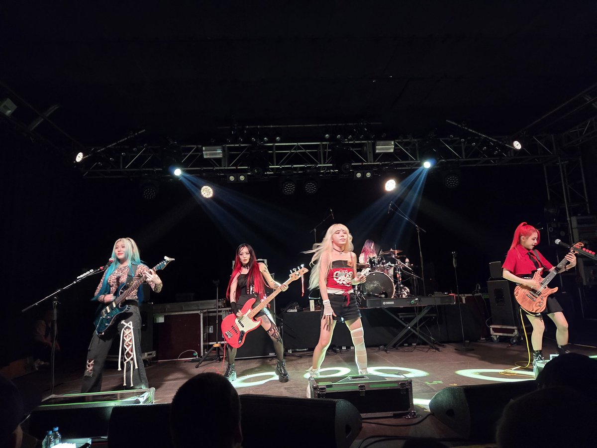 macgoryeo's tweet image. Thank you #rollingquartz for touring in europe again! We had an awesome evening here in Munich #backstage keep up all your hard work and stay healthy!