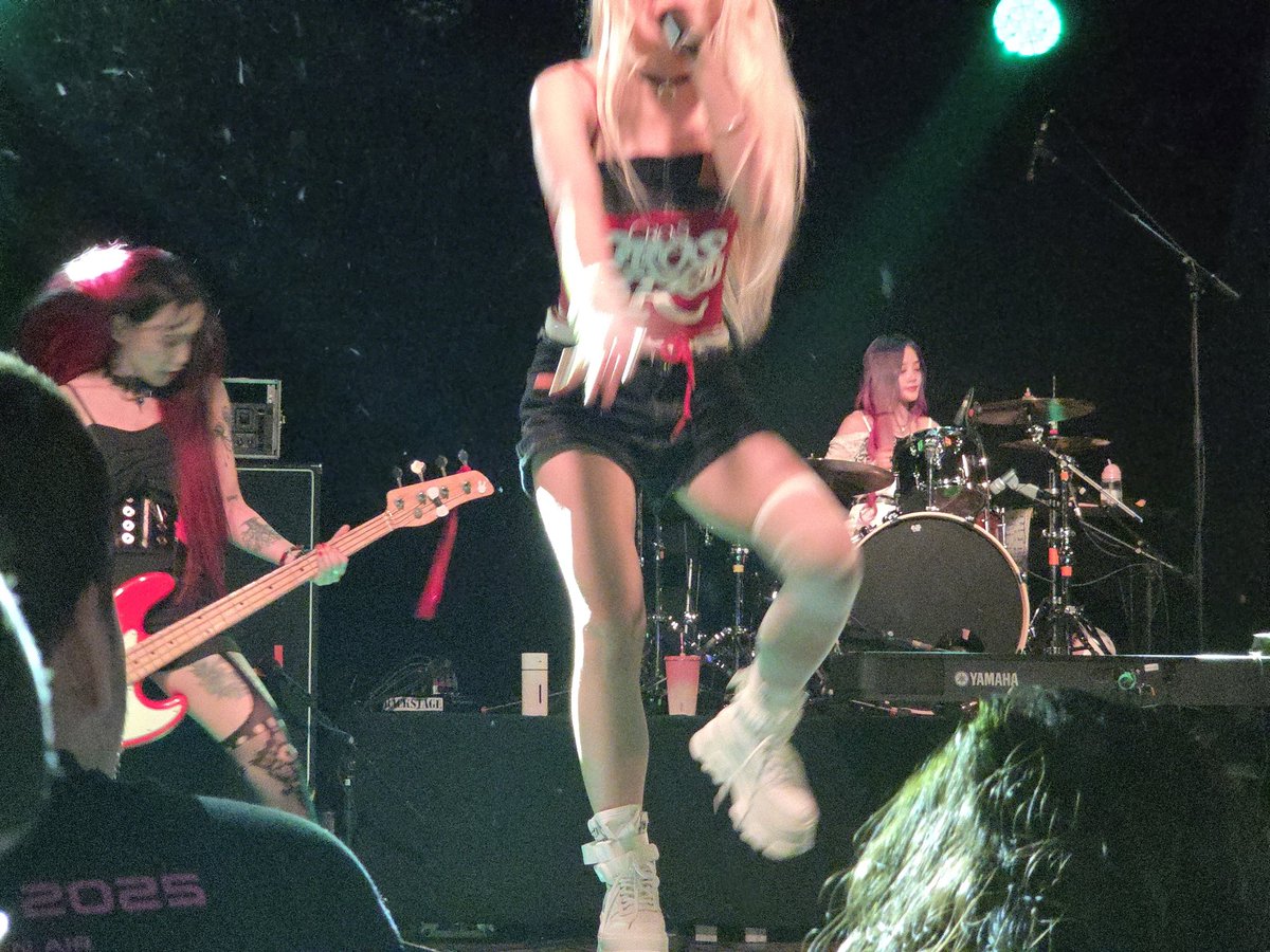 macgoryeo's tweet image. Thank you #rollingquartz for touring in europe again! We had an awesome evening here in Munich #backstage keep up all your hard work and stay healthy!