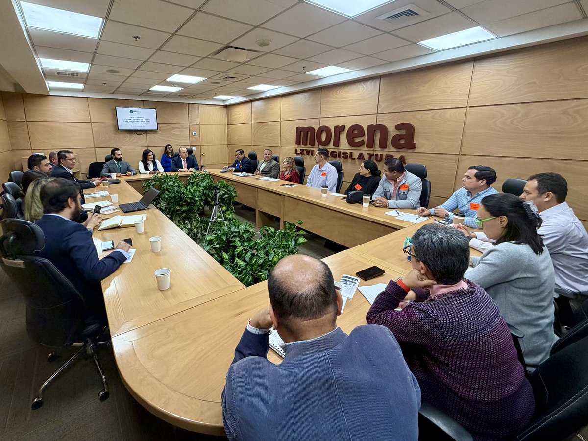 luzmiazul's tweet photo. El cooperativismo es una ruta directa de desarrollo económico. Hoy tuvimos una mesa de trabajo con alcaldes, sector pesquero, academia y líderes sociales para reactivar la Costa Sur y Sierra de Amula en Jalisco. Producción, empleo y organización pero con el pueblo al centro. https://t.co/fAWWN3M8yb
