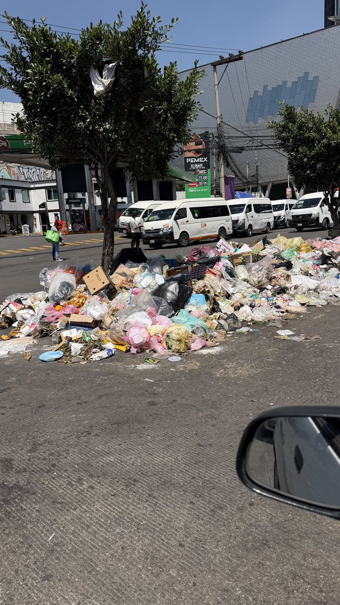 MarcsHuerta's tweet photo. Atención @AlcaldiaMHmx  sobre calle Rodolfo Gaona https://t.co/iqDHASHS12