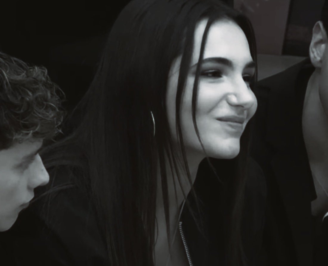 sara_costa92164's tweet image. comunque questi sguardi sono stati pura immaginazione #amici25