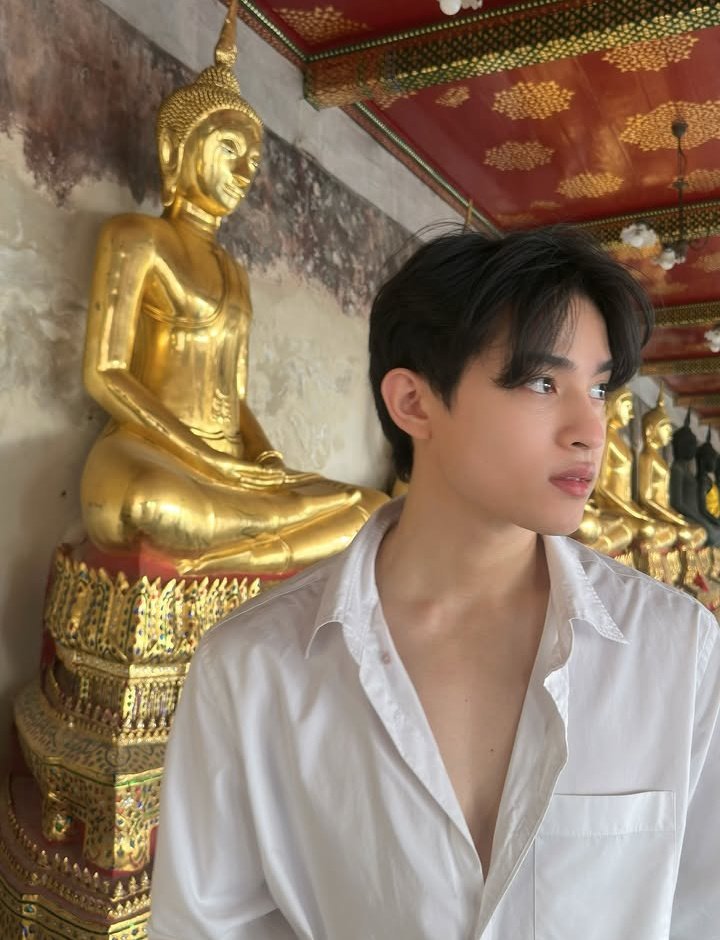 noni_yal97142's tweet photo. Barcode is truly a remarkable person His choice to engage in worship charity and volunteering during all holidays even from a young age shows how aware and mature he is 🙏
I respect everyone who celebrates Songkran🎉💦 but he’s more than famoushe’s a real role model of humanity🤍 https://t.co/DOZlIy1HX2