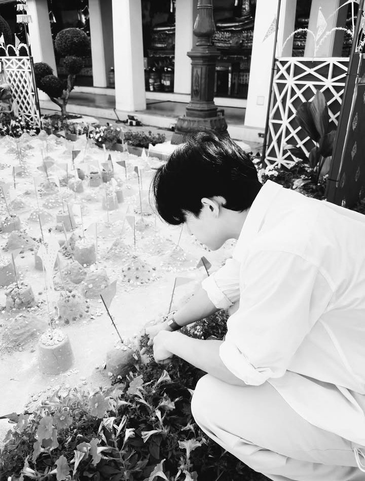 noni_yal97142's tweet photo. Barcode is truly a remarkable person His choice to engage in worship charity and volunteering during all holidays even from a young age shows how aware and mature he is 🙏
I respect everyone who celebrates Songkran🎉💦 but he’s more than famoushe’s a real role model of humanity🤍 https://t.co/DOZlIy1HX2
