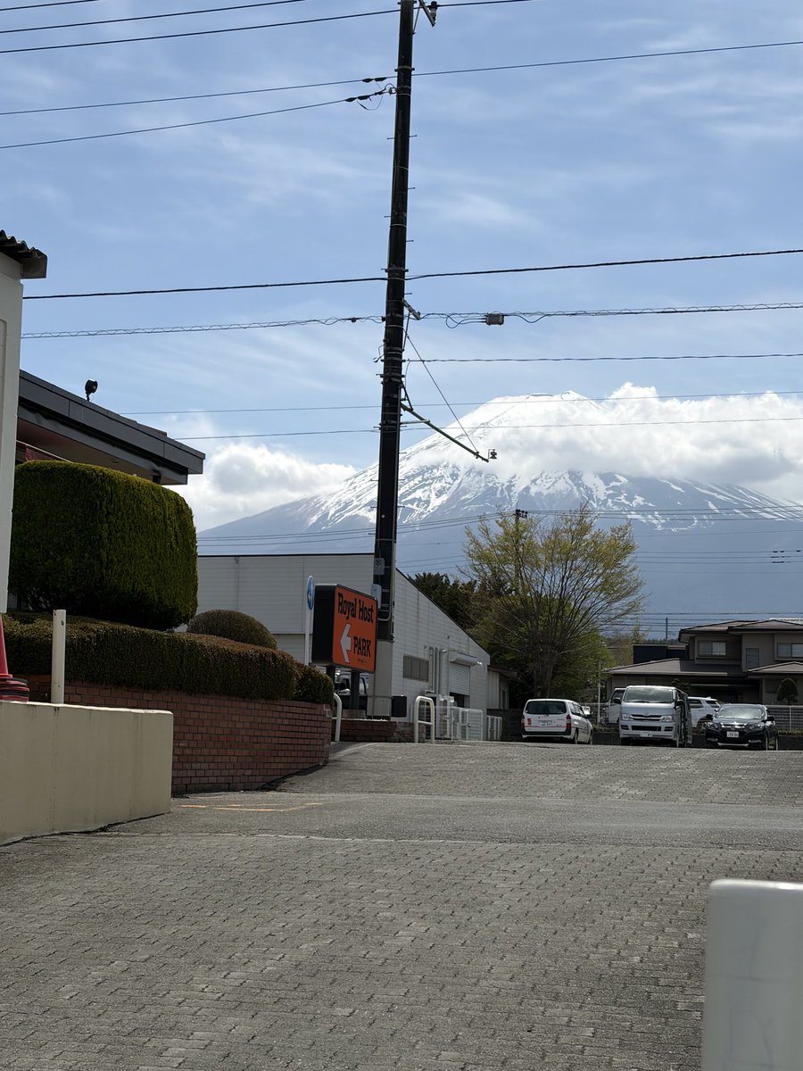 MINI_CHECKMATER's tweet photo. 今日のランチは
富士山🗻のふもと。
地元はもう葉桜だけど
忍野は今が満開🌸でした。
えっ❗️熊がいそうとの事😅。

お豆腐を買って、仕込み水を頂いて
道志道にて帰還しました。
途中、宮ヶ瀬湖の水位がヤバ〜い💦❗️
￼ https://t.co/GBqOeNunWT
