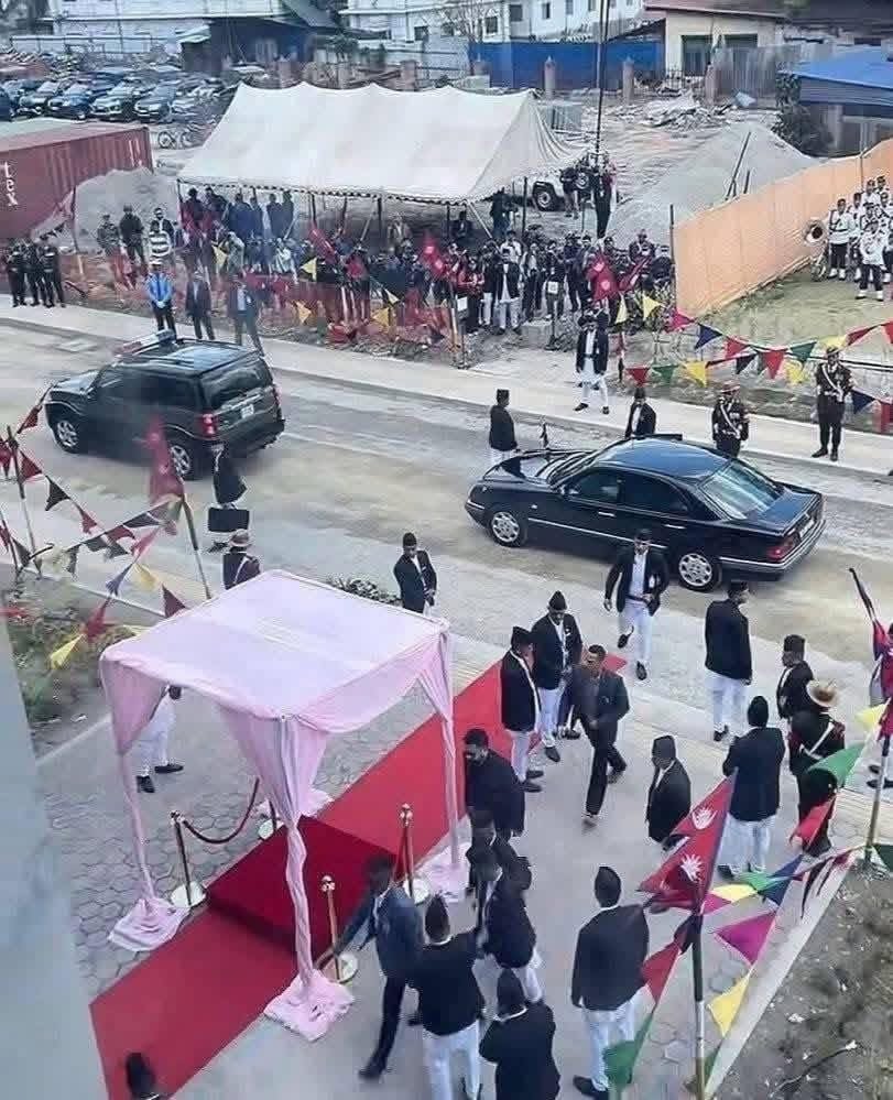 प्रम बालेनले हिड्दा ओछ्याईएको रातो कार्पेट टेक्दै टेकेनन्।