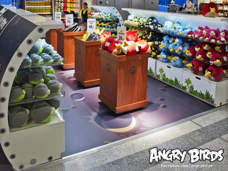 I miss these releases at retail stores, whether it was plushes or clothing. Like image Rovio randomly dropped another store like this one in Helsinki-Vantaa Airport back in 2012. I think I’d legitimately pass out or something.