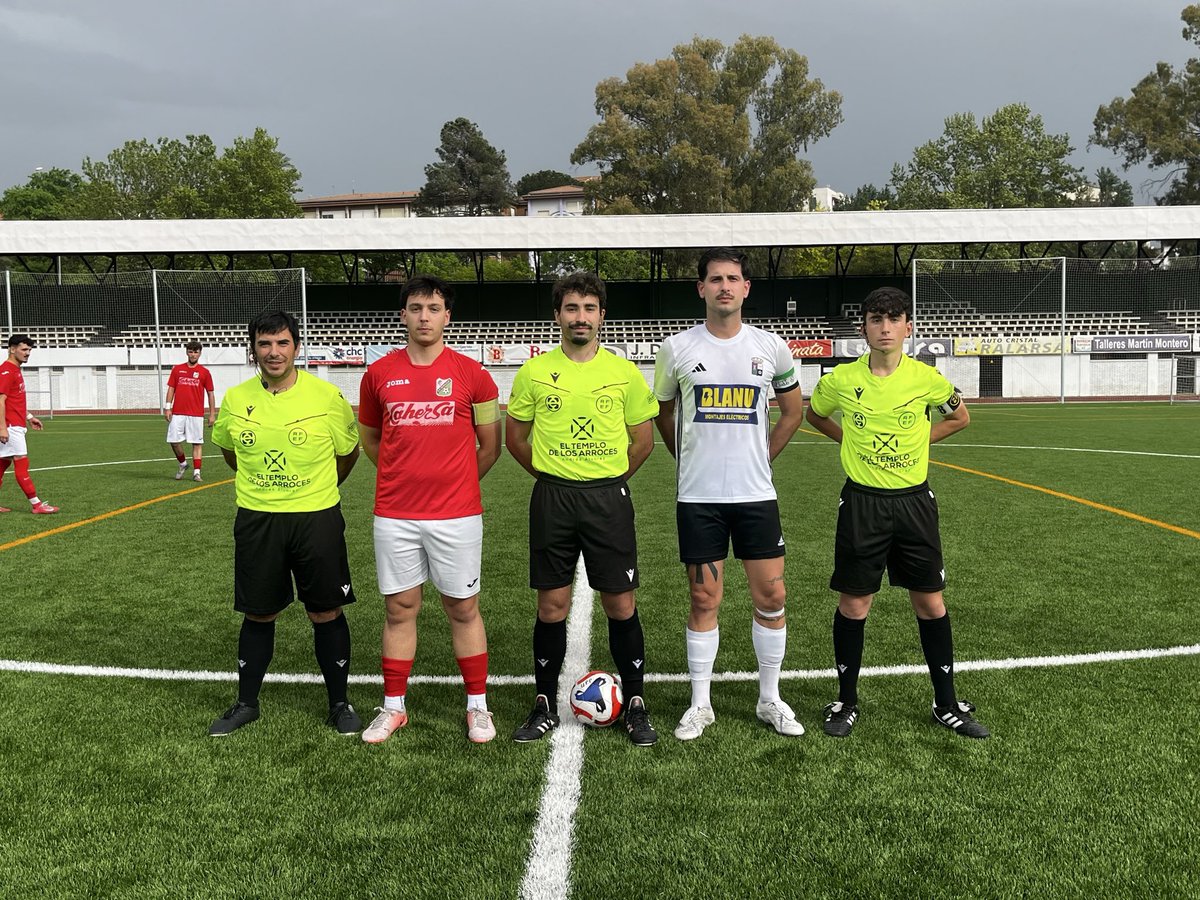 FutbolArbitros's tweet photo. 🏆  #LigaAlma

⚽️ @UPPlasencia_ 🆚 @moralejacp 

⚖️ Árbitros de la delegación de Cáceres

📸 @UPPlasencia_ https://t.co/RFG7TpJI9p