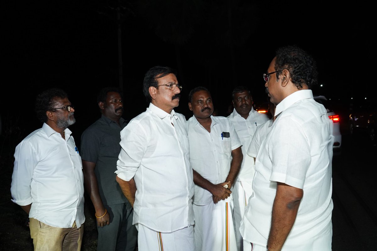 lksudhish's tweet image. தேர்தல் பயணத்தின் நடுவே,  திருச்சுழியில் அருகே நிலவொளி வீசும் இரவில் சாலையில் மாண்புமிகு அமைச்சர் திரு. @TThenarasu  அவர்களை சந்திக்கும் வாய்ப்பு கிடைத்தது. 

கள நிலவரம் குறித்து தகவல்களை பரிமாறிக்கொண்டோம்..

@dmdkparty2005 @DMKITwing

#ElectionJourney #Arupukottai #FieldWork