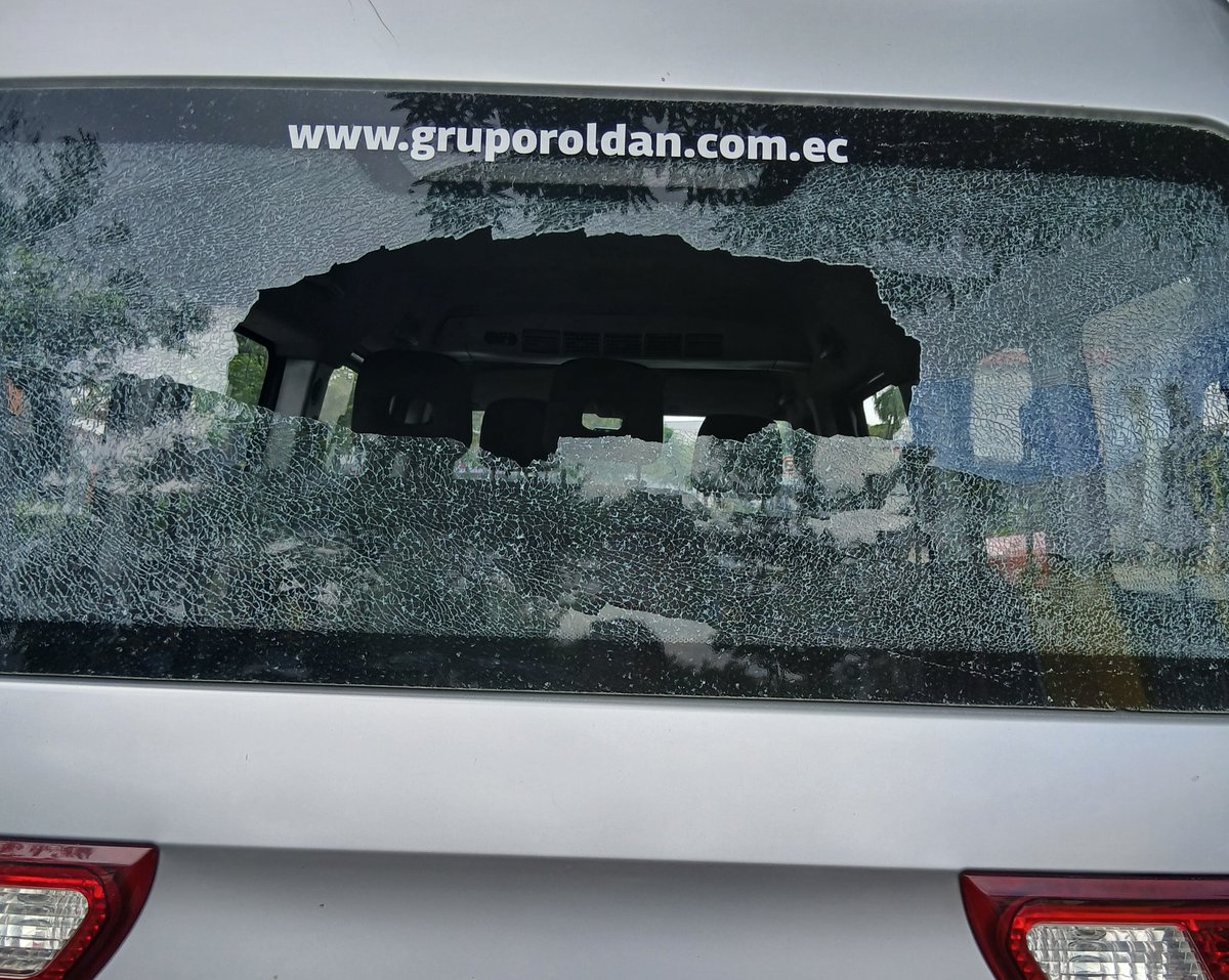 dalcivarm's tweet photo. Hago esta denuncia pública, no para obtener algo, sino para prevenir a futuros accidentes! Esta fue la consecuencia #Urdesa @alcaldiagye @ATM_Transito @ATMGuayaquil @BomberosGYE no puede haber parquímetro ahí, o solucionen lo del árbol. https://t.co/4qVIrCNoEO