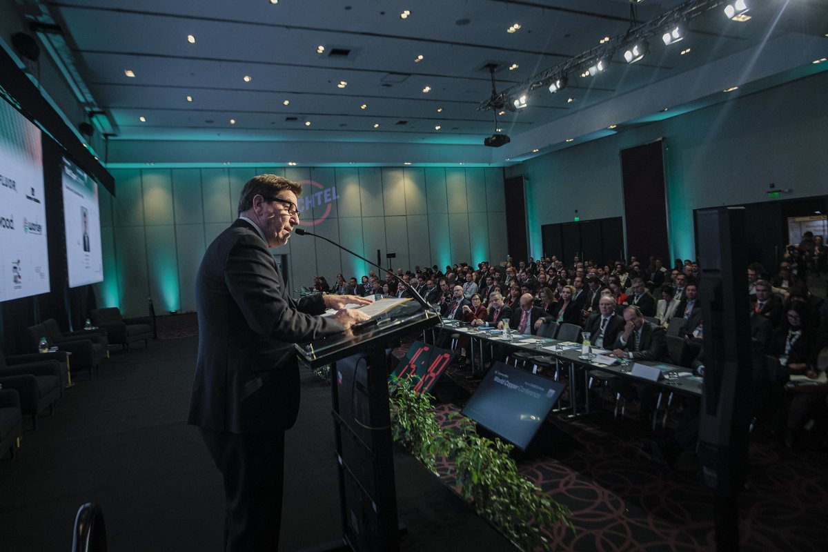MinMineria_cl's tweet photo. El biministro Daniel Mas, junto al subsecretario de Minería, Álvaro González, encabezó la Conferencia Mundial del Cobre organizada por CRU Group, uno de los encuentros más relevantes de la industria cuprífera, que reúne a ejecutivos y líderes del sector. https://t.co/xhO13ksAIm